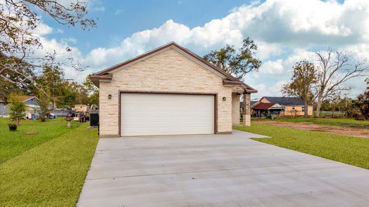 Brazoria null-story, 3-bed 409 E Travis-idx