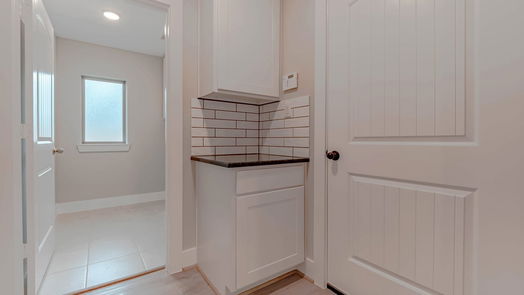 Sealy 1-story, 3-bed 215 N 5th Street-idx