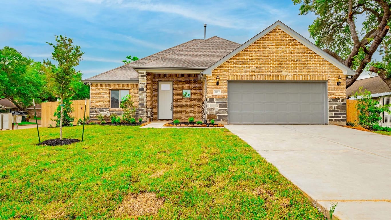 Sealy 1-story, 3-bed 215 N 5th Street-idx