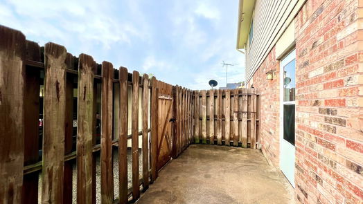 Sealy 2-story, 2-bed 1252 Eagle Lake Road 3-idx