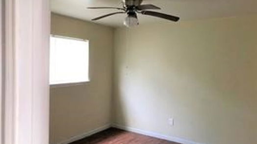 Alvin 2-story, 2-bed 408 E Coombs Street-idx