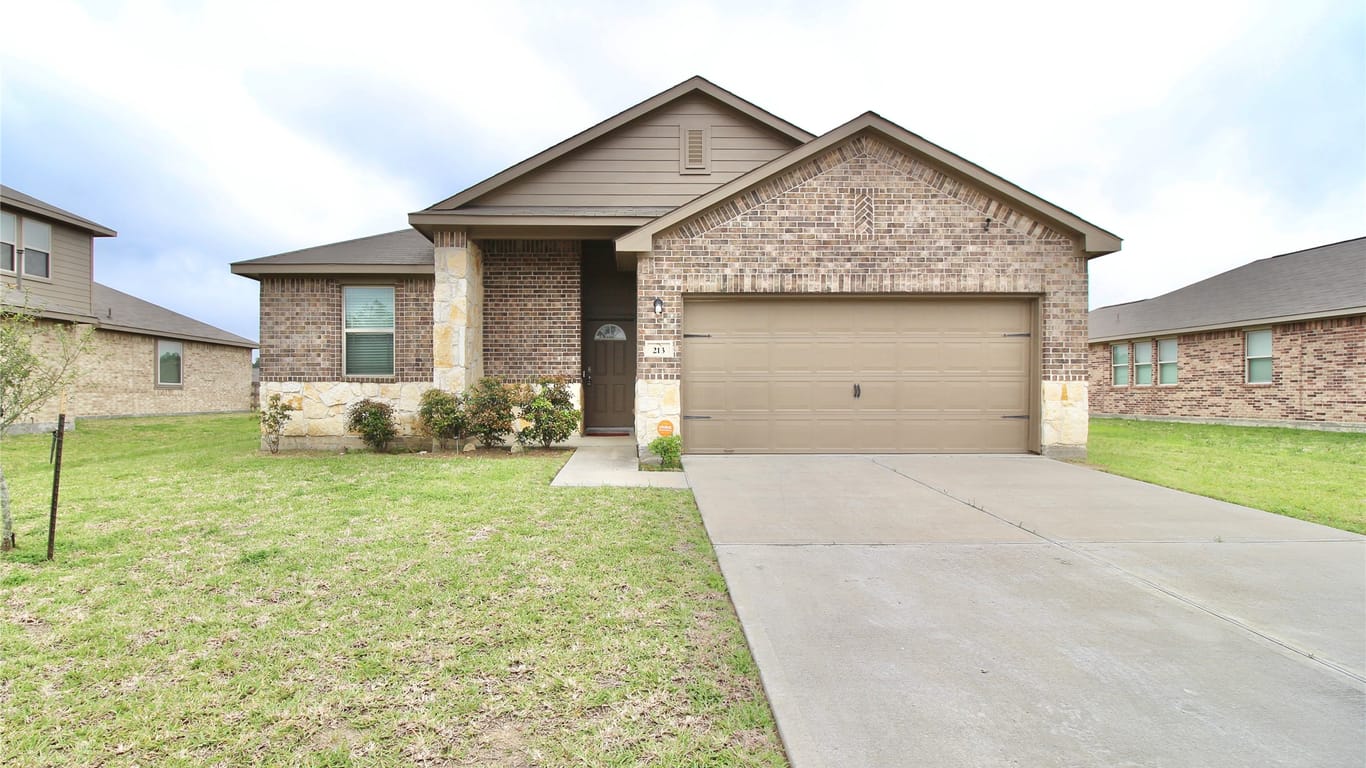 Anahuac 1-story, 3-bed 213 Kickapoo Drive-idx