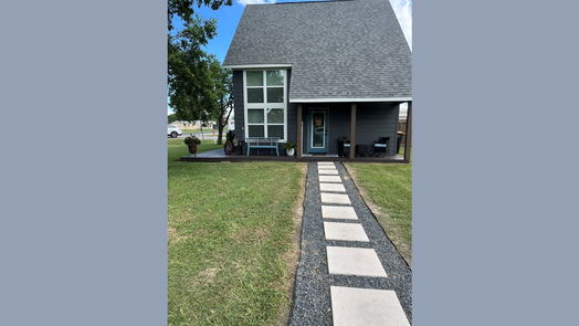 Anahuac 2-story, 2-bed 201 E Texas Avenue S-idx