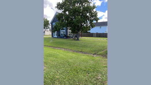 Anahuac 2-story, 2-bed 201 E Texas Avenue S-idx