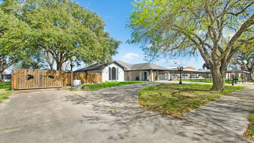 Angleton 1-story, 3-bed 409 E Locust Street-idx