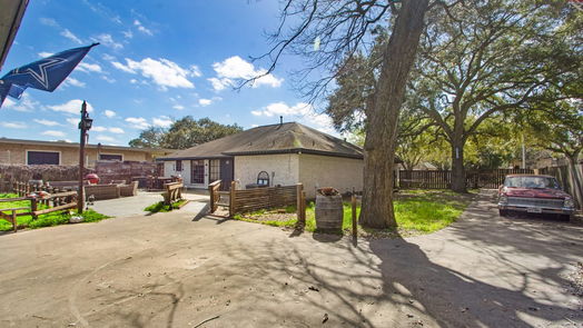 Angleton 1-story, 3-bed 409 E Locust Street-idx