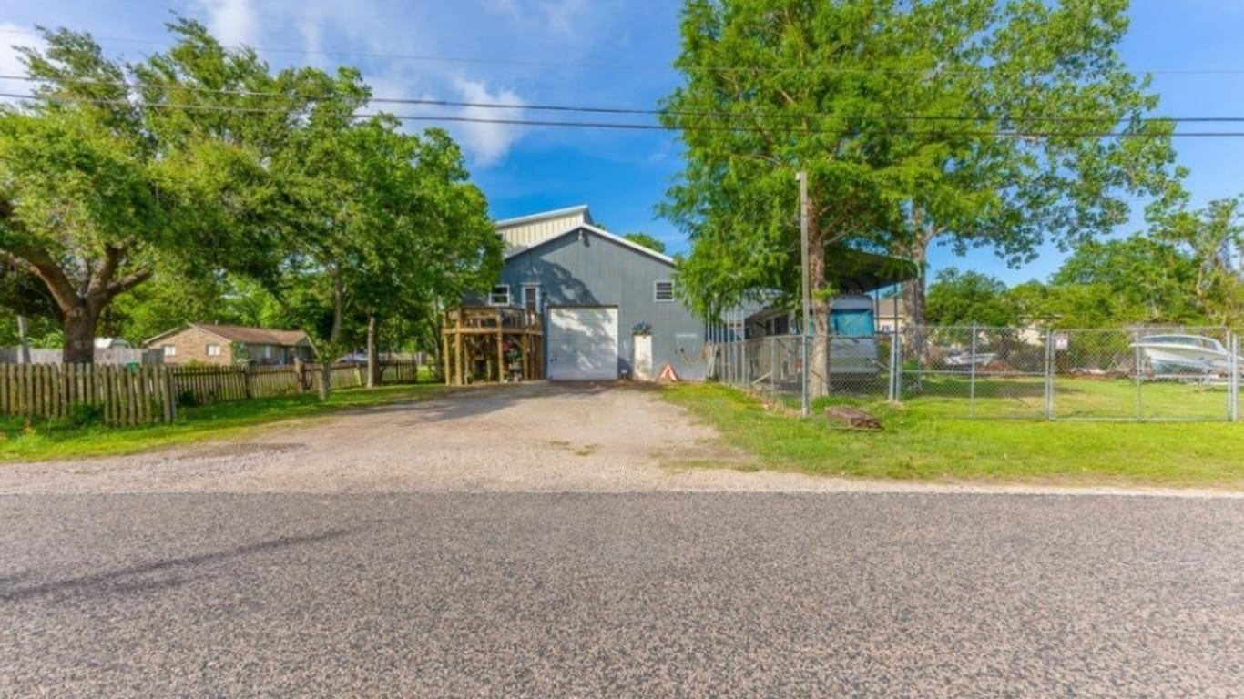 Bacliff 2-story, 2-bed 1901 Avenue D-idx