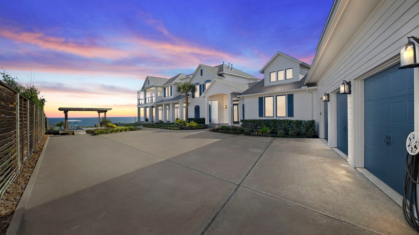 Bacliff 2-story, 4-bed 4023 Bayshore Drive-idx