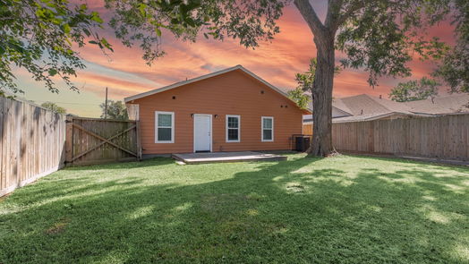 Baytown 1-story, 3-bed 204 W James Street-idx