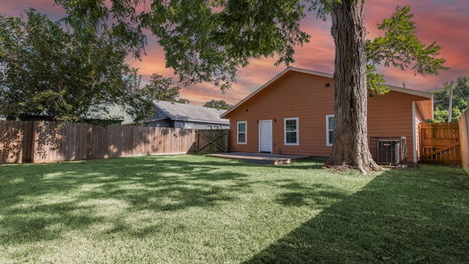 Baytown 1-story, 3-bed 204 W James Street-idx