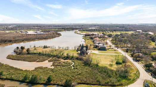 Baytown 2-story, 6-bed 304 Bayou Drive-idx