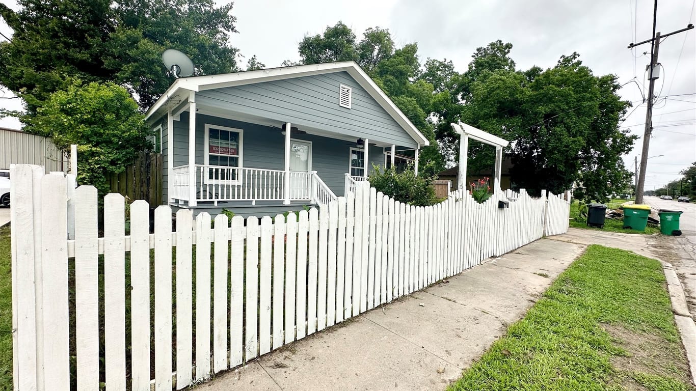 Baytown 1-story, 2-bed 309 E Defee Avenue-idx