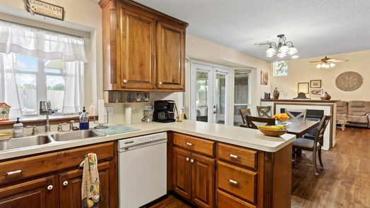 Clute 2-story, 4-bed 105 Concord Avenue-idx