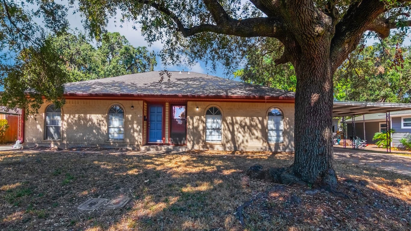 Deer Park 1-story, 2-bed 124 E 11th Street-idx