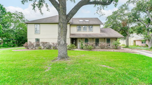 Dickinson 2-story, 5-bed 210 W Bayou Drive-idx