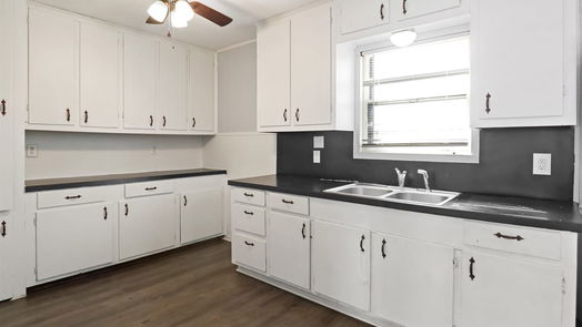 Freeport 1-story, 4-bed 1011 W 10th Street-idx
