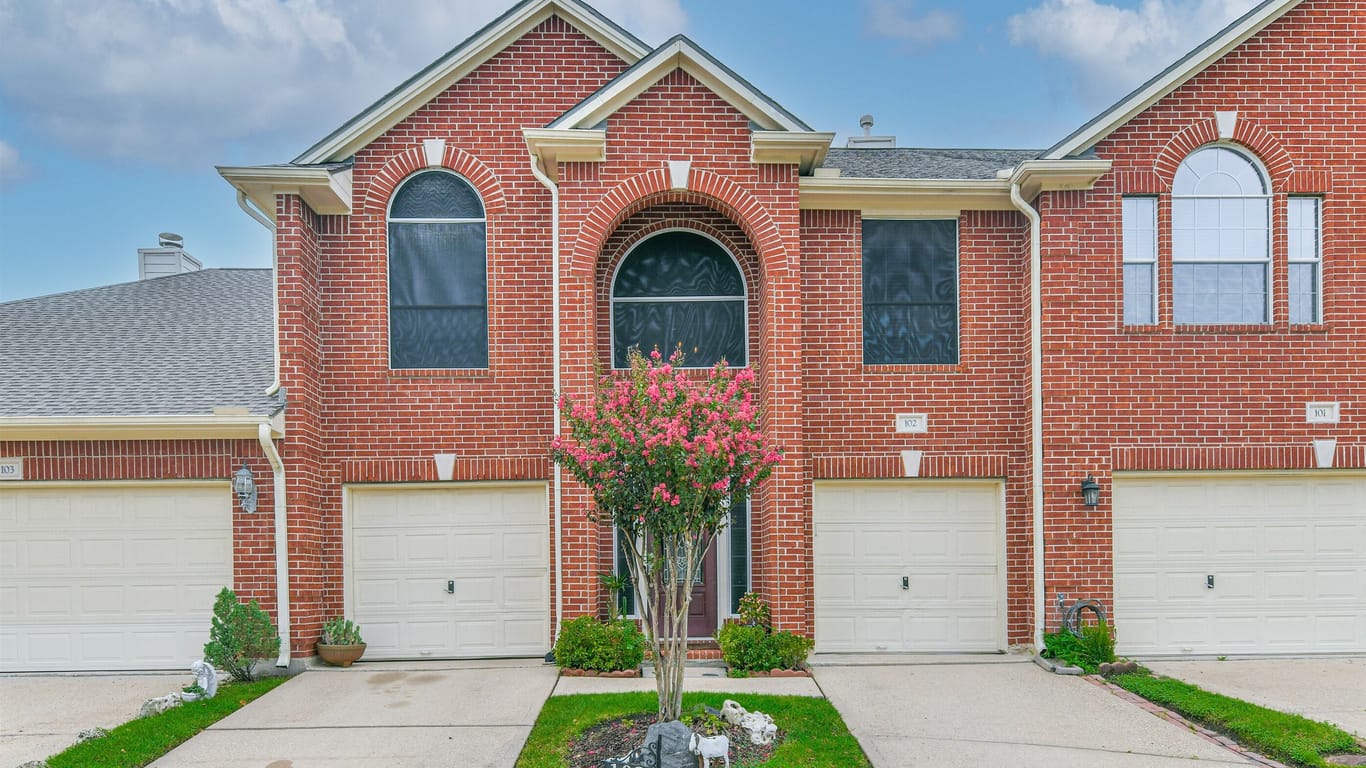 Friendswood 2-story, 3-bed 1408 S Friendswood Drive 102-idx