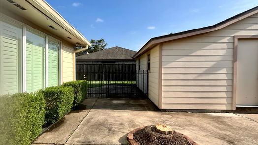 Friendswood null-story, 3-bed 534 W Castle Harbour Drive-idx