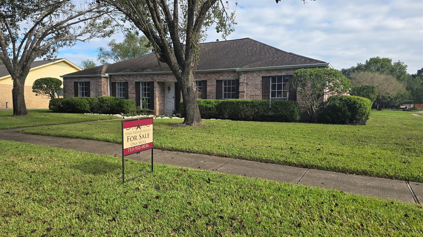 Friendswood null-story, 3-bed 301 W Castle Harbour Drive-idx