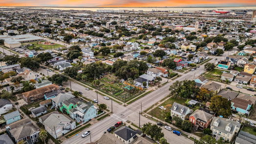 Galveston 2-story, 3-bed 3202 Avenue N 1/2-idx