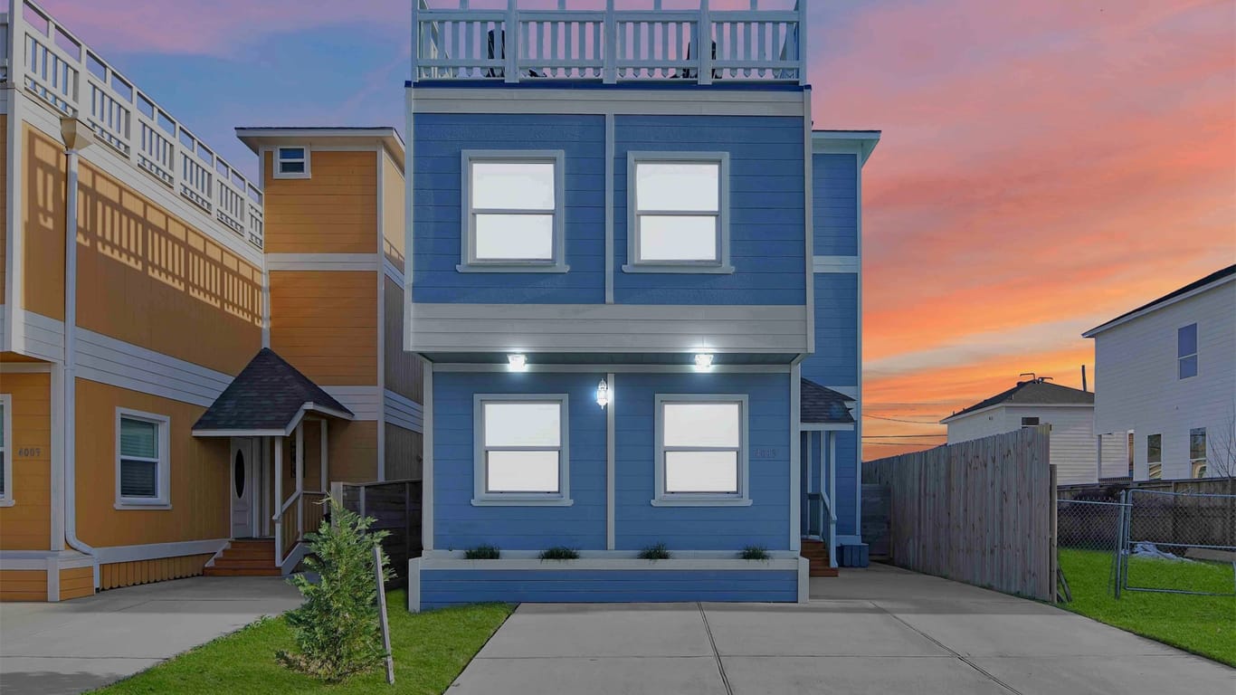 Galveston 2-story, 3-bed 4013 Avenue N 1/2-idx