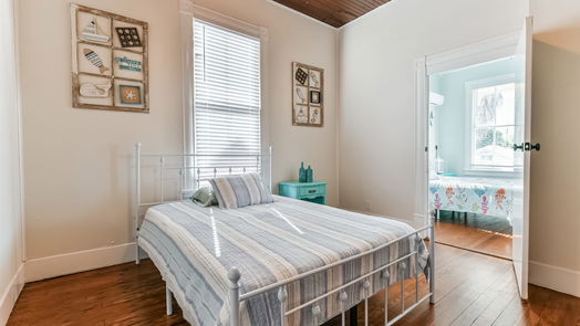Galveston 2-story, 4-bed 2520 Avenue P 1/2-idx