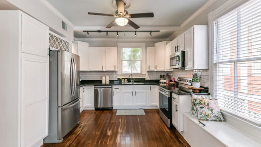 Galveston 2-story, 4-bed 2520 Avenue P 1/2-idx
