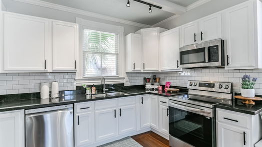 Galveston 2-story, 4-bed 2520 Avenue P 1/2-idx