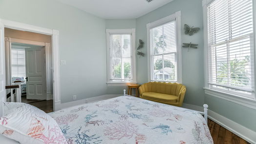 Galveston 2-story, 4-bed 2520 Avenue P 1/2-idx