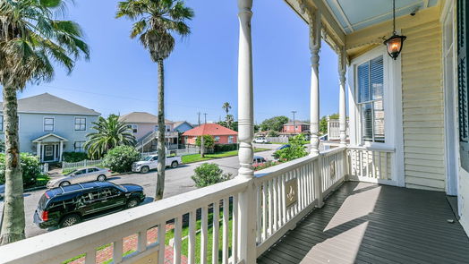 Galveston 2-story, 4-bed 2520 Avenue P 1/2-idx