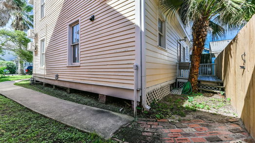 Galveston 2-story, 4-bed 2520 Avenue P 1/2-idx