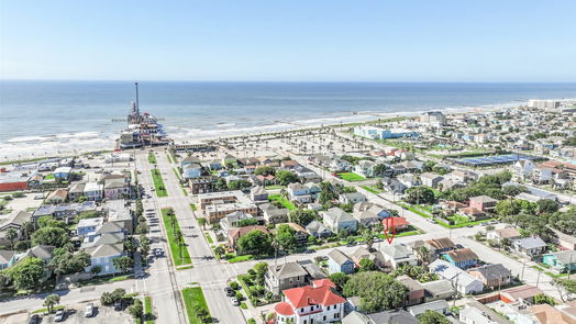 Galveston 2-story, 4-bed 2520 Avenue P 1/2-idx