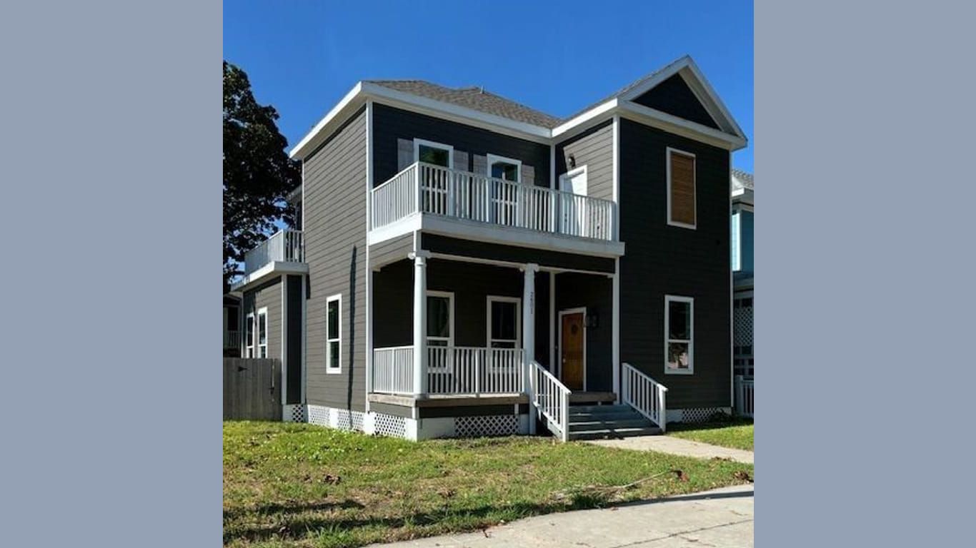 Galveston 2-story, 4-bed 2601 Avenue O 1/2-idx