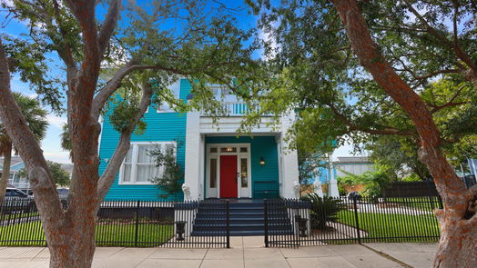 Galveston 2-story, 3-bed 2401 Avenue O 1/2-idx