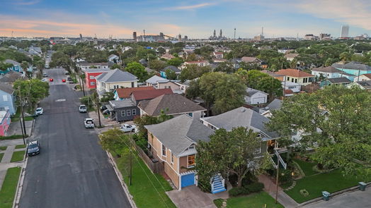 Galveston 2-story, 3-bed 3628 Avenue O 1/2-idx