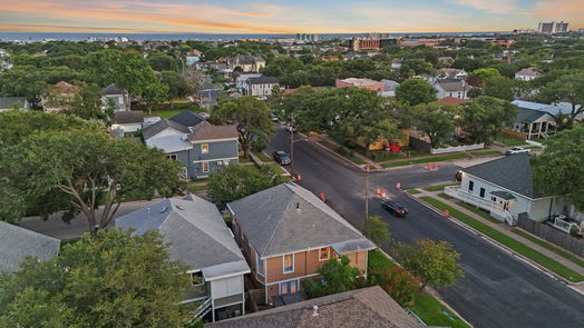 Galveston 2-story, 3-bed 3628 Avenue O 1/2-idx