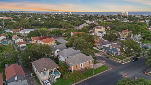 Galveston 2-story, 3-bed 3628 Avenue O 1/2-idx