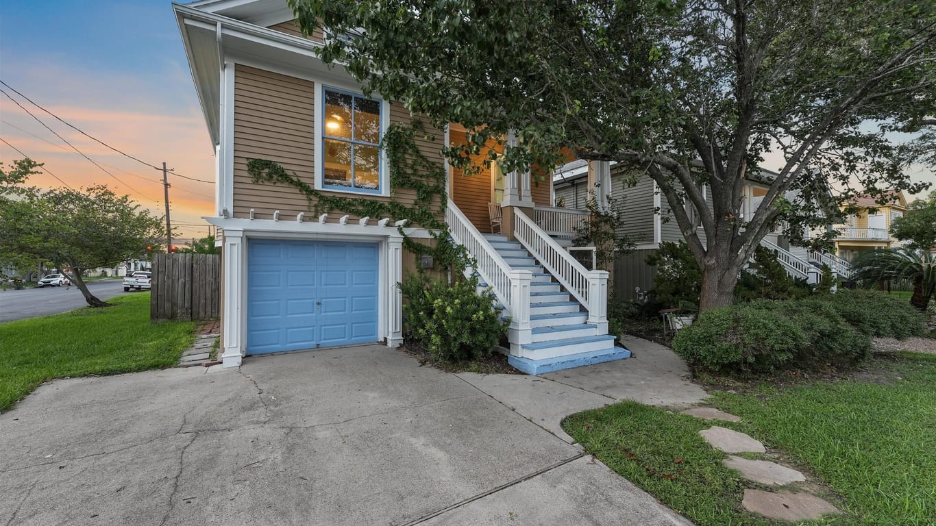 Galveston 2-story, 3-bed 3628 Avenue O 1/2-idx