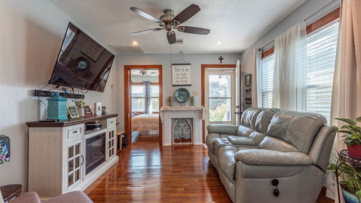 Galveston 2-story, 3-bed 4412 Avenue R 1/2-idx