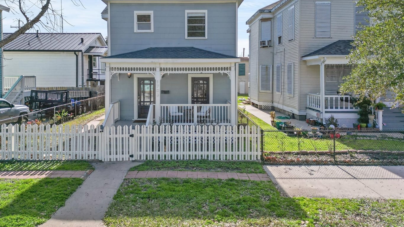 Galveston 2-story, 4-bed 1703 Avenue M 1/2-idx