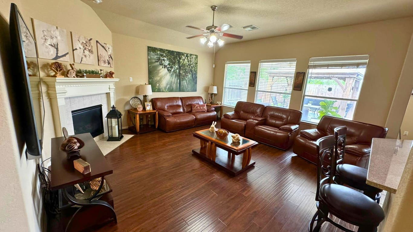 Pearland 1-story, 3-bed 5816 Little Grove Drive-idx