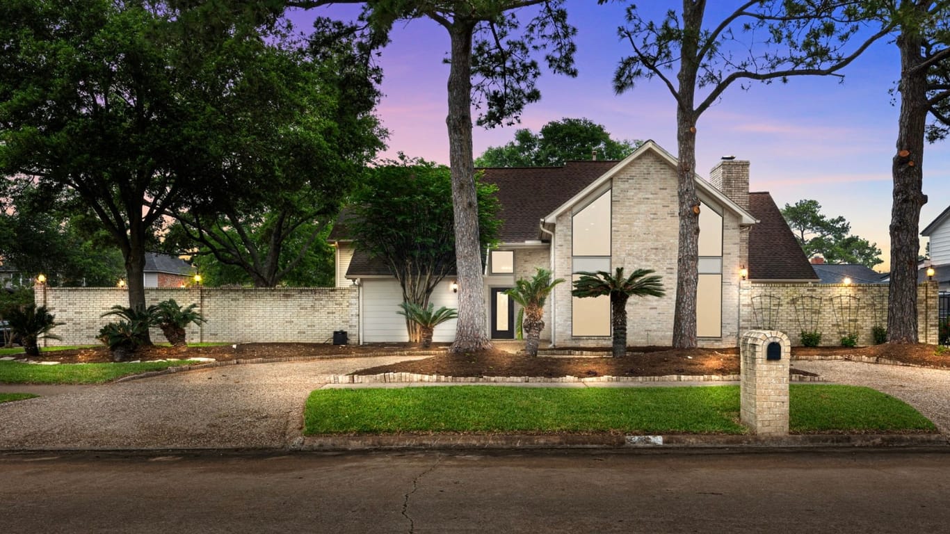 Pearland 2-story, 6-bed 2411 Golfcrest Drive-idx