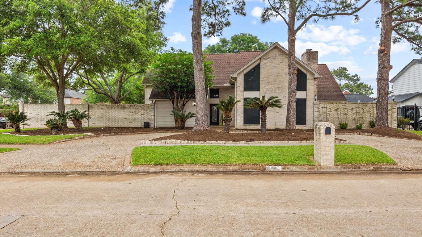 Pearland 2-story, 6-bed 2411 Golfcrest Drive-idx