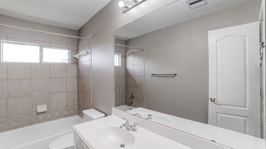 Pearland 2-story, 4-bed 2702 W Oaks Boulevard-idx