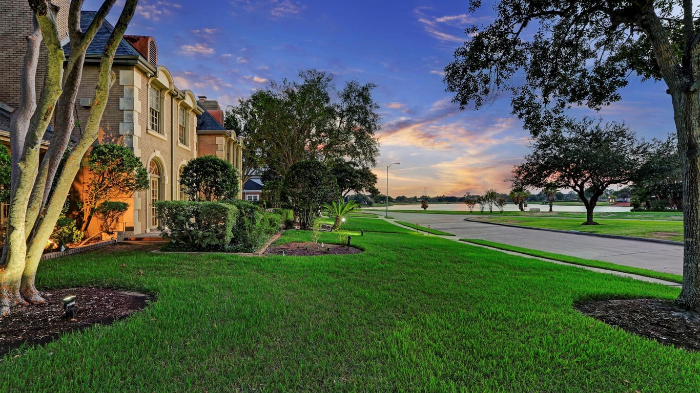 Pearland 2-story, 5-bed 2603 Lakecrest Drive-idx