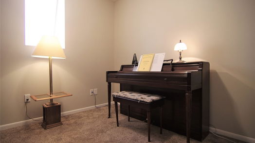 El Lago 2-story, 4-bed 1619 E Hedgecroft Drive-idx