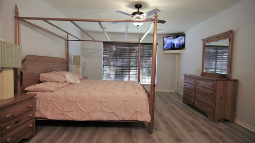El Lago 2-story, 4-bed 1619 E Hedgecroft Drive-idx