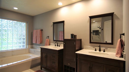 El Lago 2-story, 4-bed 1619 E Hedgecroft Drive-idx