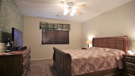 El Lago 2-story, 4-bed 1619 E Hedgecroft Drive-idx