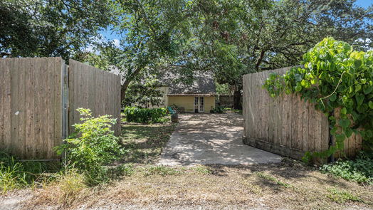 Texas City 1-story, 5-bed 416 10th Avenue N-idx